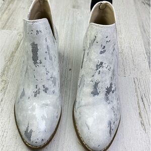 Boutique by Corky's Wayland Bootie White Metallic Size 8 NEW WITHOUT BOX